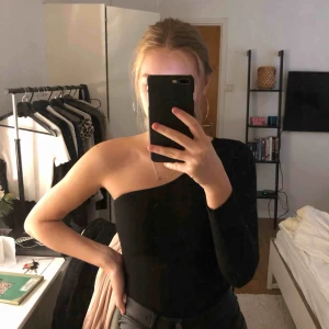  - En snygg svart body från boohoo. Lite för liten för mig men sitter annars väldigt bra. Aldrig kommit till användning 