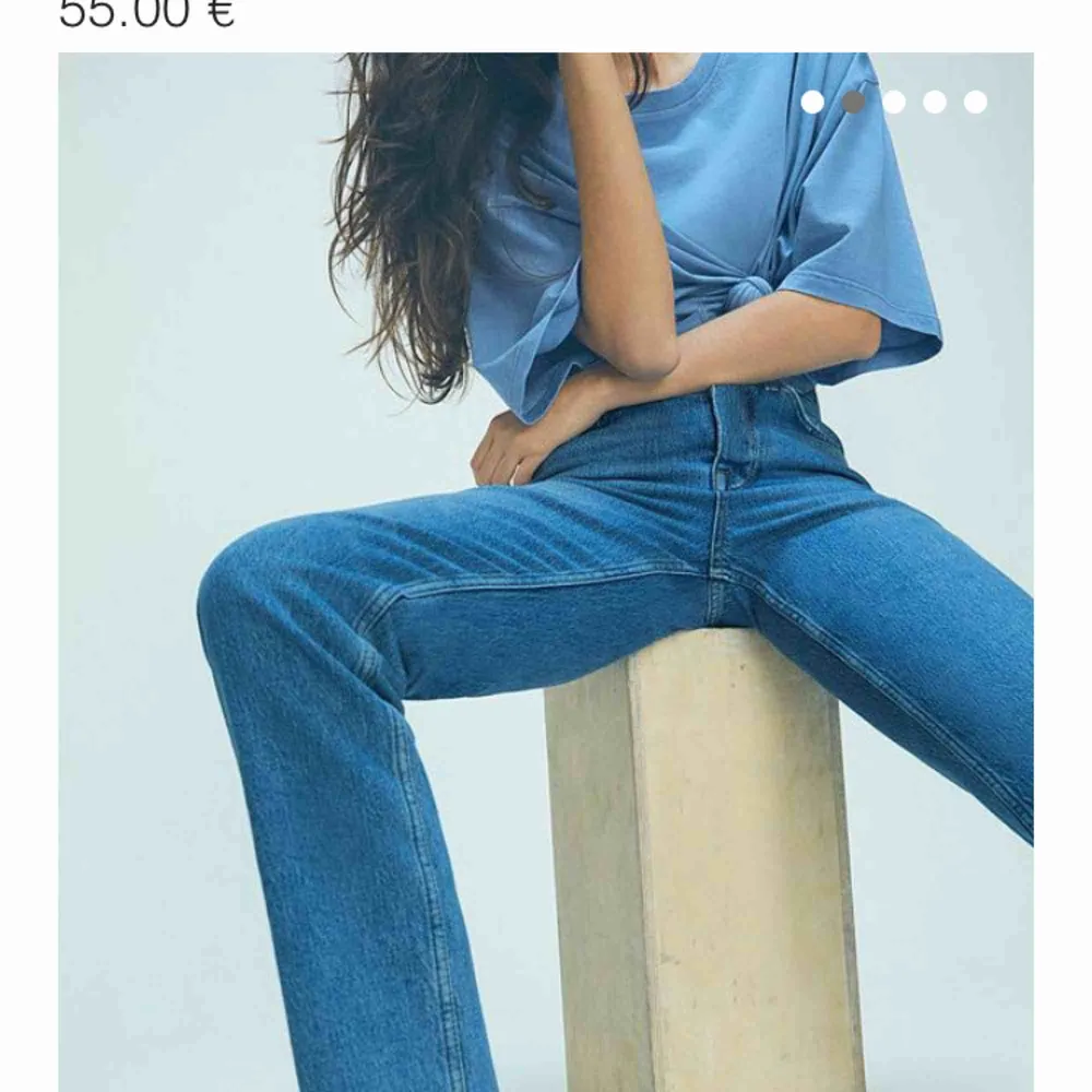 Blåa jeans från urban outfitters   W26  L32  Använda 2 gånger så nästan helt oanvända   Köpta för ca 500-600kr  Betalning sker via swisha Kan mötas i nacka eller i slussen, om köparen vill ha jeansen skickade till sug står köparen för frakten:). Jeans & Byxor.