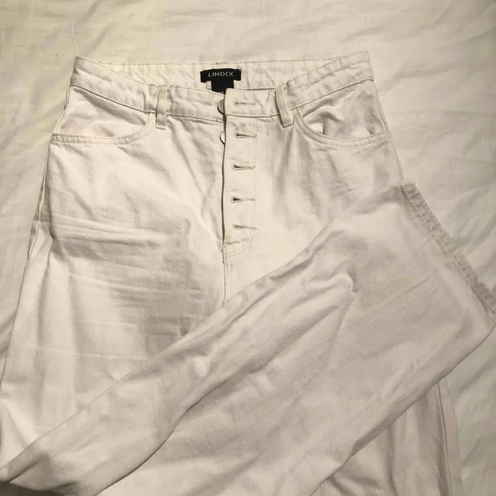 Vita raka jeans från Lindex i storlek 36! Frakt tillkommer på 63kr!. Jeans & Byxor.
