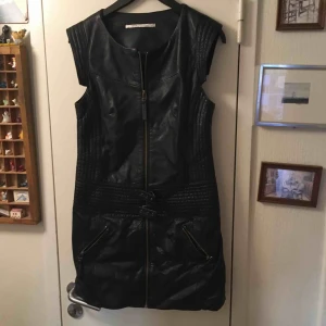  - Klänning i svart skinn storlek 36. Använd en gång. Nästan som ny. Truly by park two är märket på klänningen