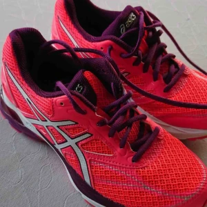  - Ett par träningsskor aldrig använda. Säljer för 300kr. 