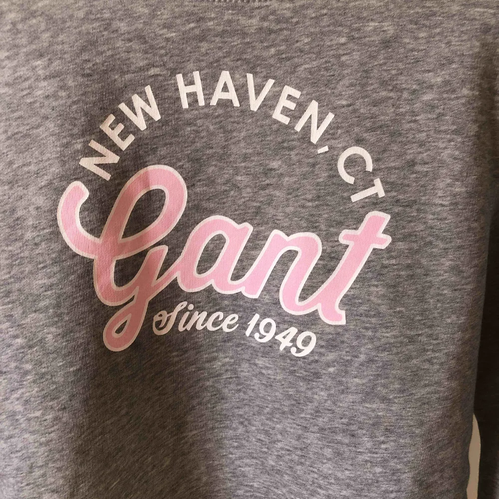 Grå Gant college tröja, använd fåtal gånger. Tröjor & Koftor.