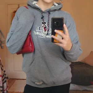  - Orginal disney merch hoodie. Oversize och mysig! Man känner att den är vintage men fortfarandw bra skick:))