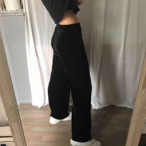  - Vida sammetsbyxor från Lindex, köpta second hand men känns knappt använda. Strl 38/M. Supermysiga nu till hösten!