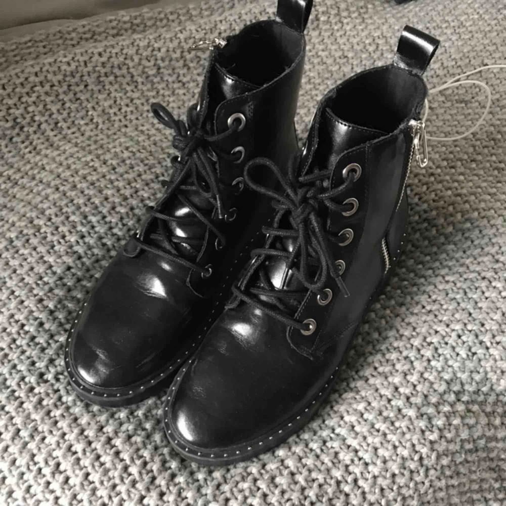 skitcoola svarta boots från zara strl 39, använd fåtal gånger i bra skick! Pris kan diskuteras! Inköpta för 600kr. Skor.