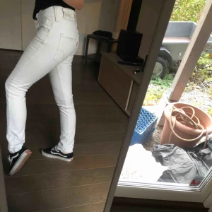  - Ett par sååå snygga ”vintage looking” vita jeans från Levi’s. Säljs på grund av att dom tyvärr inte kommer till användning. Kan mötas upp i Stockholm eller så står köparen för frakt.