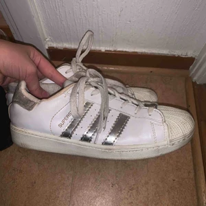  - Fina adidas superstar skor, fint skick men behöver tvättas