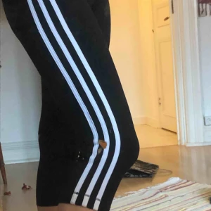  - Supersnygga men ganska använda tre-kvarts-byxor från adidas. Tyvärr har adidasmärket blivit slitet och syns knappt... men de är ändå supersnygga!🖤