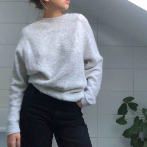  - En grå stickad tröja från vila. Man kan ha snörningen framtill eller baktill (personligen tycker jag att det är snyggare baktill). 