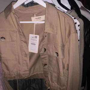  - Jacka från pull & bear, oanvänd prislapp kvar, säljes pga fel storlek. Köpare betalar frakt