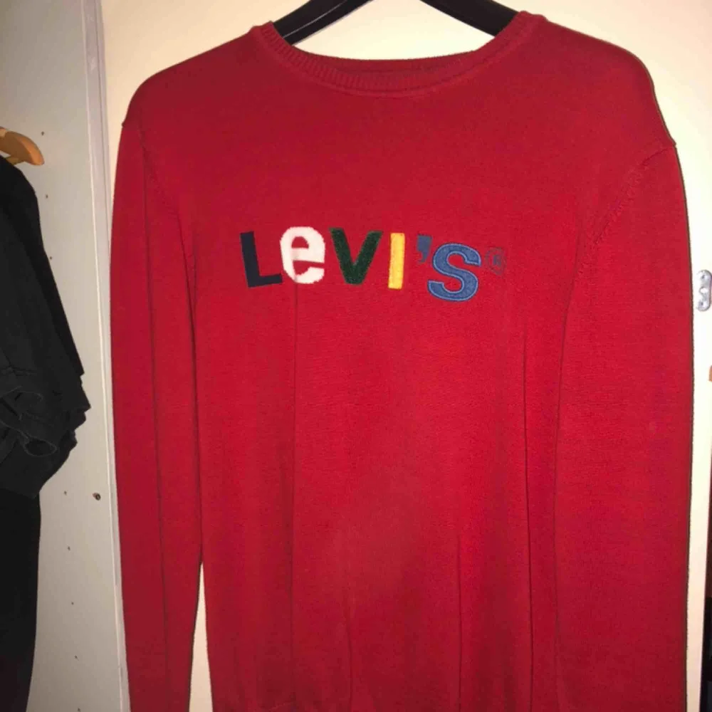 Röd Levi’s tröja köpt från Levi’s affär. Nyskick. Använd endast 2 gånger. Storleken är L men passar S/M. Tröjor & Koftor.
