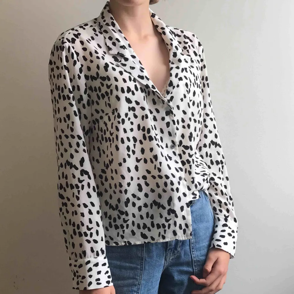 Topshop leopard/prickig svart vit skjorta i silkigt material. Använd en gång. Nypris 450kr. Skjortor.