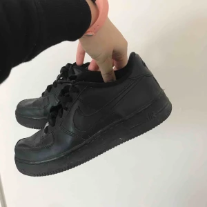  - Svarta airforce. Nypris 1000kr