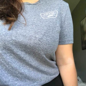  - Snygg t-shirt från Vans, använd fåtal gånger. Första bilden är mer den ”riktiga” färgen, inte så mörk som på andra bilden. Andra bilden är baksidan.  Köparen står för frakt!