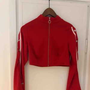  - Supercool röd croppad tröja/tunnare jacka med popper ärmar.
