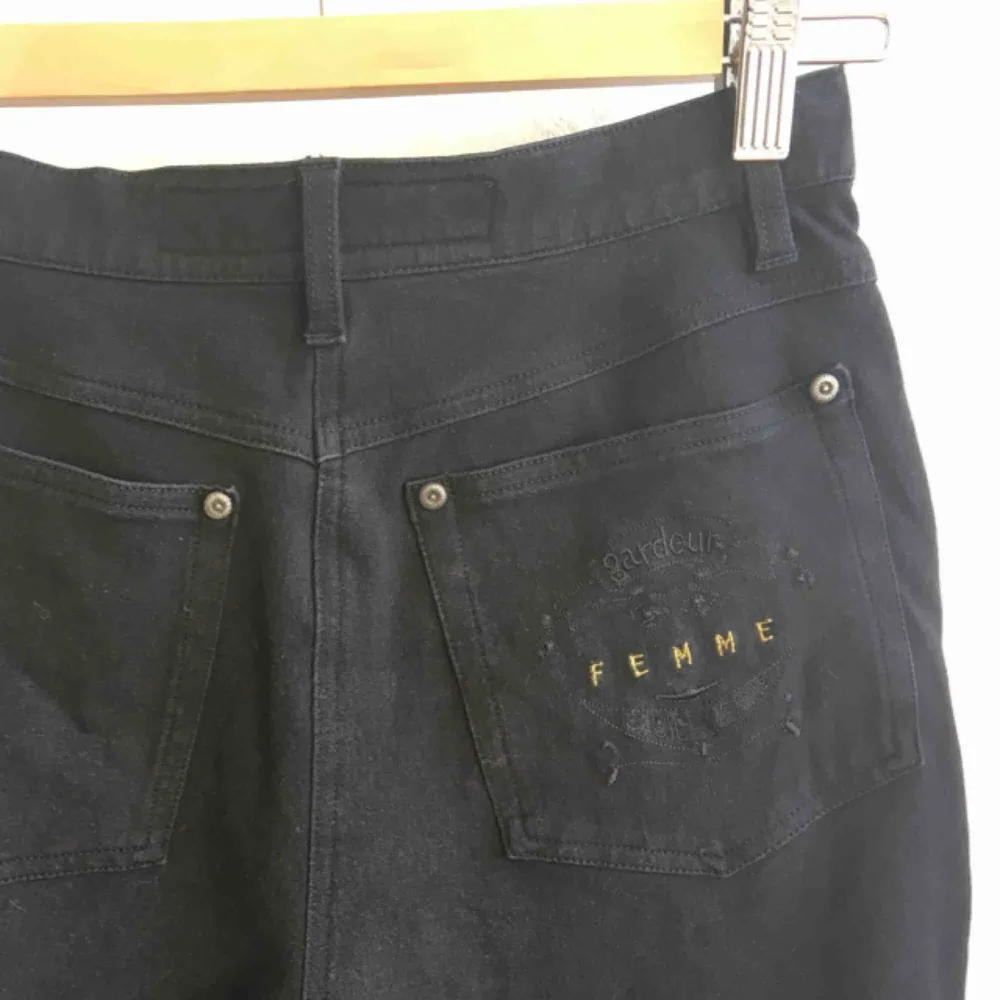 Två byxor för 80kr! //// Mjuka retro mom jeans! Urtvättat svarta. Snygg brodyr på bakfickan👌 Möts upp i Stockholm.. Jeans & Byxor.