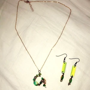 Smycken  - Säljer detta halsband samt örhängena 🌸