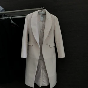 Kappa från Forewer New - Supersnygg kappa från Forever New! Säljes då den riktigt inte var min smak. Passar bra på mig som är 168 😃 Nypris var runt 1245 :- säljes för 495 ink frakt! Knappt använd 🌸