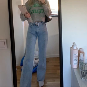 Yoko jeans, light blue - De populära Yoko jeansen från Monki, i normalt skick ( inget slitage). Storlek 26, jag upplever de som lite stora men när man tvättat de krymper de igen och sitter perfekt. Köparen står för frakten. 