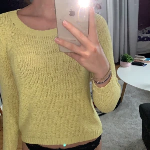 gul stickad tröja - Gud stickad tröja från Vero Moda/Only. Använd några gånger förra vintern. Storlek S. Kan mötas upp i Norrköping/Söderköping, annars står köpare för frakt. 