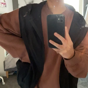 Zip hoodie vest - SMUTSIG SPEGEL, inte västen! Skitsnygg vest med dragkedja. Köpt från Nelly, slutsåld. Storlek XS oversize. Använd 1 gång, köpt för 399kr