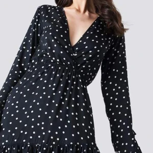 Linn Ahlborg X NAKD - Säljer min super snygga och älskade Linn Ahlborg klänning pga att den är för liten för mig. Den är väldigt urringad, men annars i väldigt bra skick. Perfekt till fest och vardag. Jag säljer den för 160 INKLUSIVE frakt!!❤