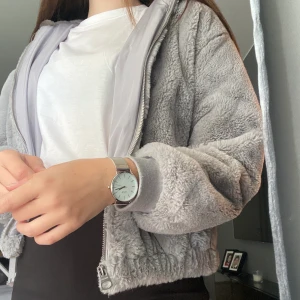 Bershka Teddyjacket - Så skön jacka med huva från Bershka i älskade London! Storlek S i grå färg, perfekt för hösten/vintern!! Frakt tillkommer (kollar upp när jag väl skickar men tror den skickas med strl L paket). 399kr från början ✨✨