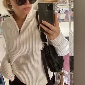Stickad tröja från DKNY JEANS - Budet är på 120 höj med 10kr om du vill köpa :) buda gärna i kommentarerna så blir det enklare för mig att svara er :) Vit stickad tröja med dragkedja vid halsen och långa ärmar🤍 den är mer kritvit än som på första bilden och är från DKNY jeans inköpt i usa😆 ursprungligen herrmodell