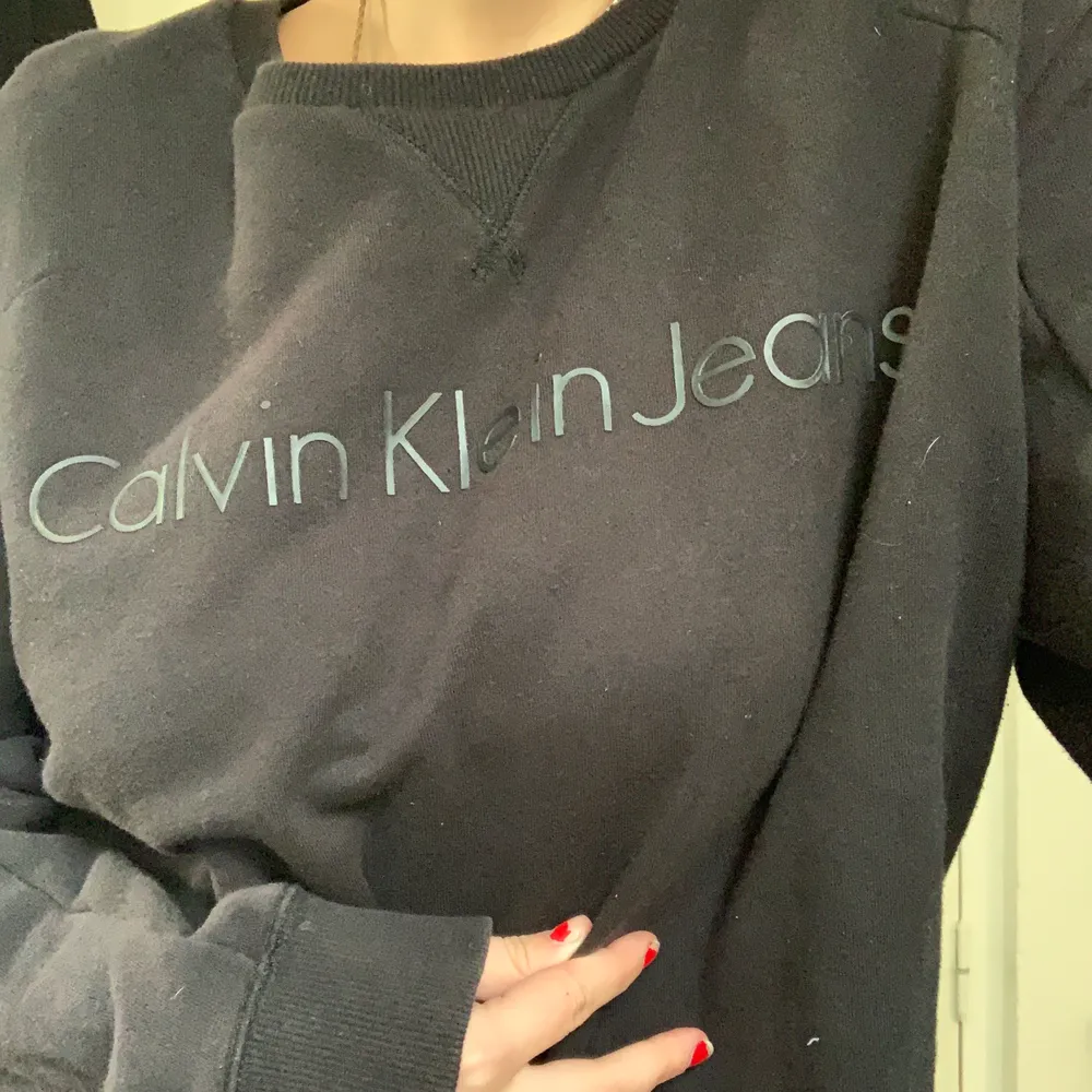 Super cool Calvin Klein jeans tröja. Köpt vintage men definitivt äkta! Har en lite 80s feeling på modellen och är sjukt mysig! Buda från 150kr i kommentarerna! Frakt tillkommer💓 HÖGSTA BUD: 200kr. Tröjor & Koftor.