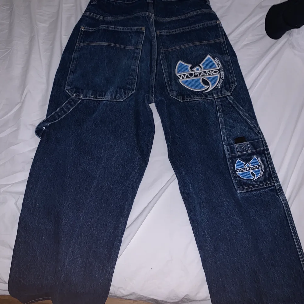 Official Wu-Wear WuTang Jeans. Från 1996 och sparsamt använda, väldigt bra skick för att vara vintage. Liten waist, skulle gissa på ungefär W28, men mycket baggy och snygg fit. Edit: Många intresserade, buda!. Jeans & Byxor.