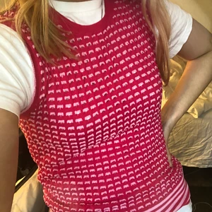 Zara Knit Väst - Superfin rosa väst från Zara, sitter perfekt på mig som vanligtvis när XS. Säljs för 50 kr:) Fler bilder kan skickas vid efterfrågan💫🥺
