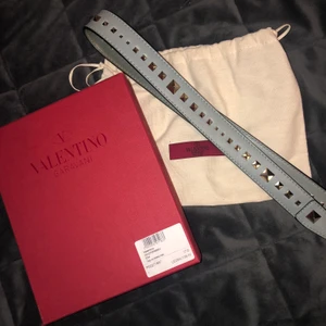 Valentino Bagstrap - Jättefint väskband från valentino, superfint skick och alla nitar sitter kvar. Kommer med kartong, dustbag och extra nitar. Kan mötas i Stockholm alternativt frakta mot kostnad.