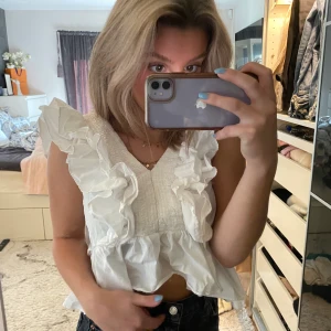 Söt topp - Gullig topp från H&M! passar perfekt till både fest och fin middagar, kund står för frakt 63kr💕 (den behövs strykas som ni kanske ser att den inte är på bilden, men de fluffiga lägger sig lite snyggare då)