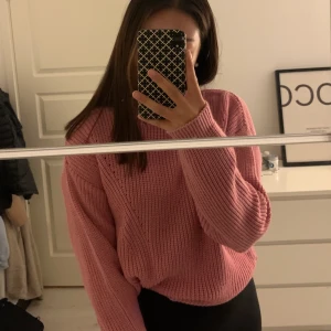 Rosa stickad tröja  - Säljer min rosa stickade tröja från BOOHOO! Storlek 36💖 Endast prövad