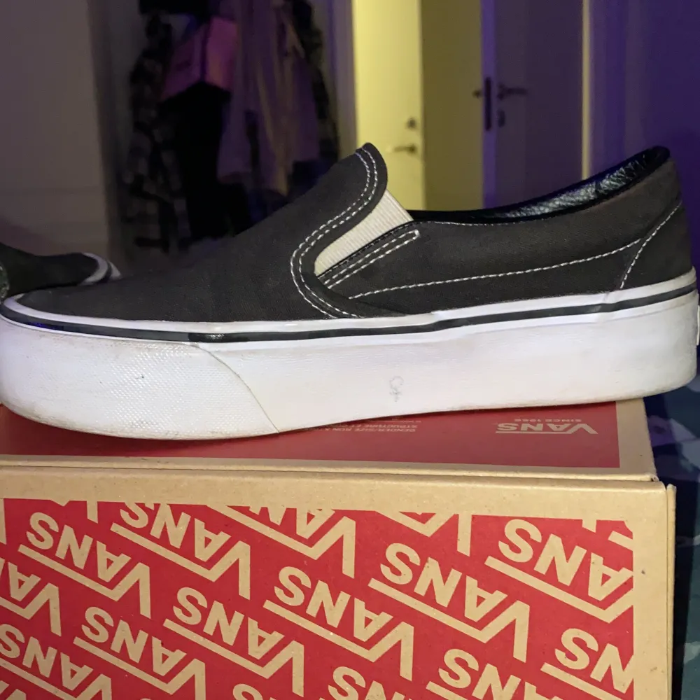 Svarta låga Vans, bra skick ( litet märke på höger sko på insidan) har försökt få bort det men går säkert om man försöker mer! Strl 37🖤 frakt tillkommer på 95kr . Nypris:759. Skor.