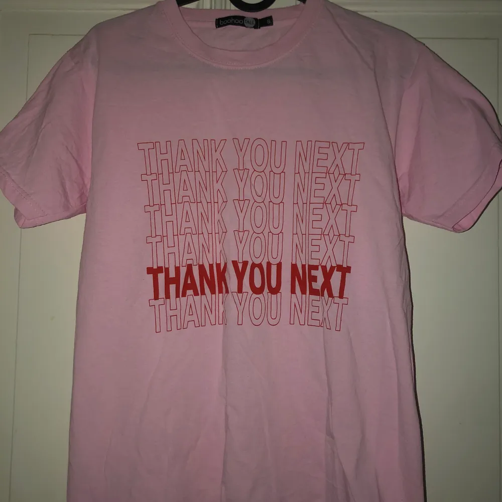 Säljer en rosa T-shirt från boohoo med röd text. Storlek S och super fint skick. Inga slitningar eller liknande✨. T-shirts.