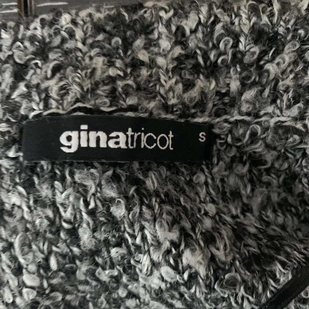 säljer min fina stickade tröja från Gina! Den är syoermysig med typ slits i ärmarna🥰 Kan mötas upp i gbg eller frakta, köparen betalar frakten🥰 . Stickat.