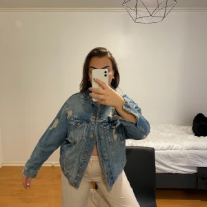 Sliten jeansjacka zara - Så fin jeansjacka. Super skick. Köparen står för frakt eller möts upp i Göteborg! 