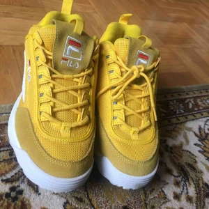  - sparsamt använda filaskor gula. OBS små i storleken så är som strl 40!