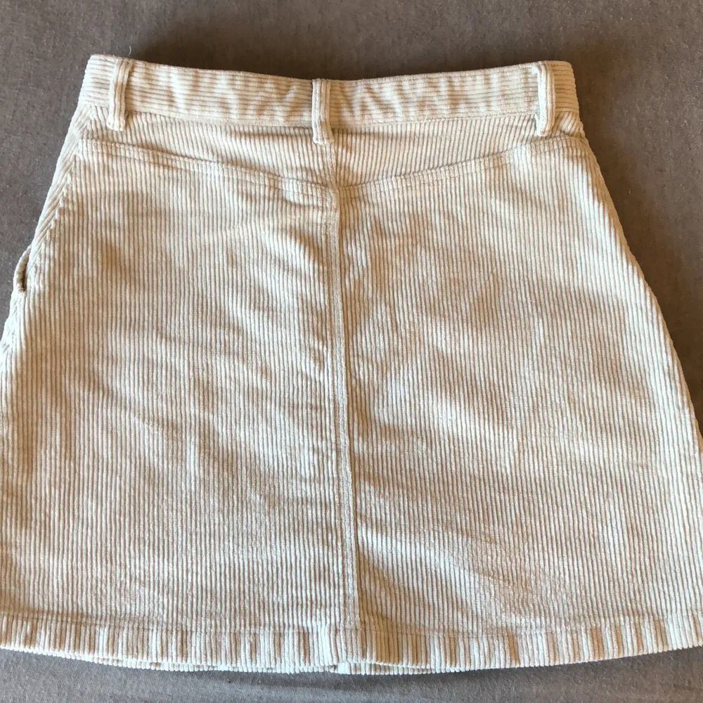 Beige manchester kjol frĂ„n Monkiđ€nypris ca 200kr, sĂ€ljer för att den Ă€r för kort för mig som Ă€r 169cm lĂ„ng. Frakt 30kr, . Hameet.