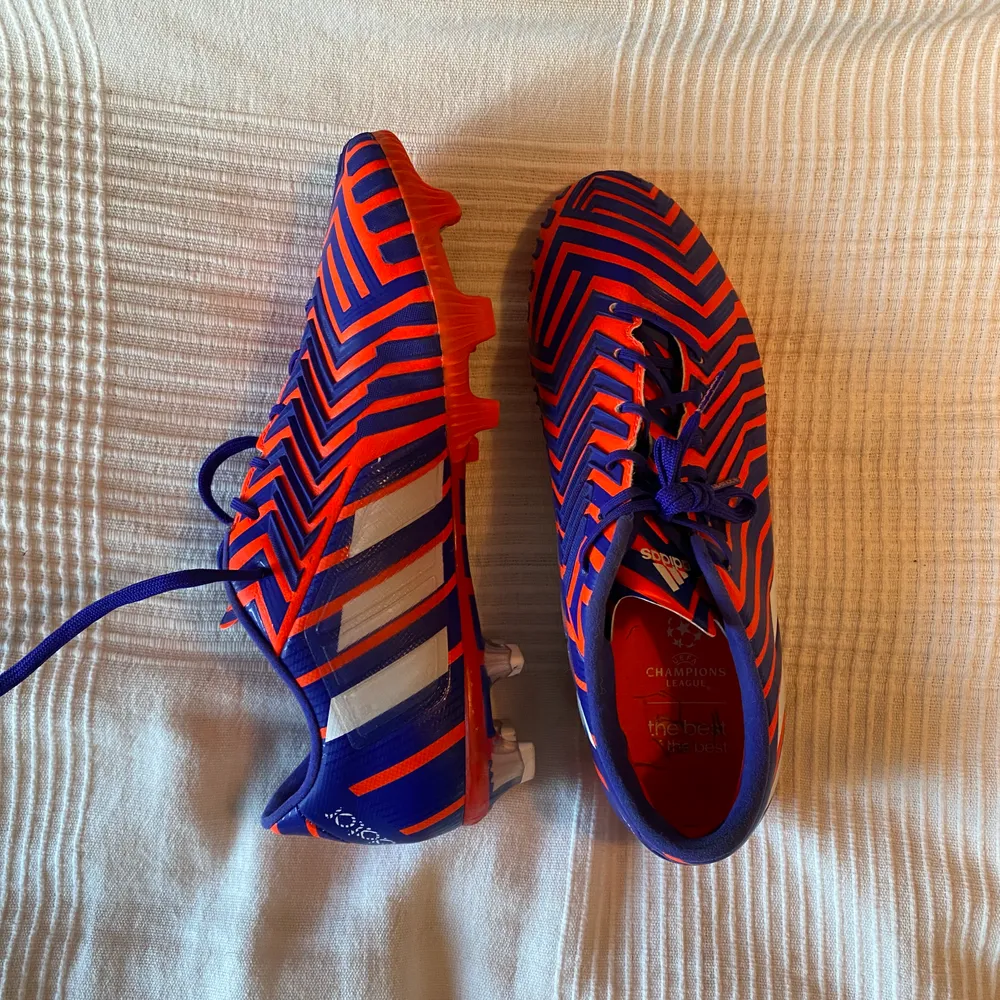 Adidas predator instinct i färgen red and blue. Använda ca 20min på konstgräsplan. Sitter bra på foten men passade inte mig. Storlek US 7 och UK 6 1/2. Skor.