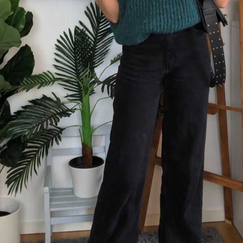 Svarta jeans i den populära modellen Yoko ifrån Monki. Jag är 175 cm lång. Har själv sytt på den rosa/blå/beige kanten för att göra jeansen längre. Enkelt att ta bort om man vill det 💗. Jeans & Byxor.
