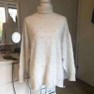  - Stickad tröja med polokrage från Chiquelle! Ett av mina favoritplagg som bara legat i garderoben den senaste tiden. Använd med i fint skick!