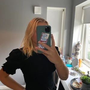 Blus - Säljer min svarta blus aktiga t-shirt med puffärmar från & other stories. Säljer pga ingen användning. Superfin till jeans men även kjolar. Frakt tillkommer på 60 kr.