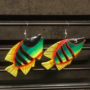 Coola retro örhängen med färgglada fiskar. Lägg ett bud :)