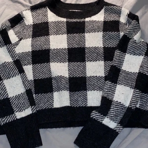 Tröja från hm - En jättefin tröja från hm. Använd Max 2 gånger, sitter jättebra. Orginalpris: runt 300 nytt pris 90 + frakt🤍