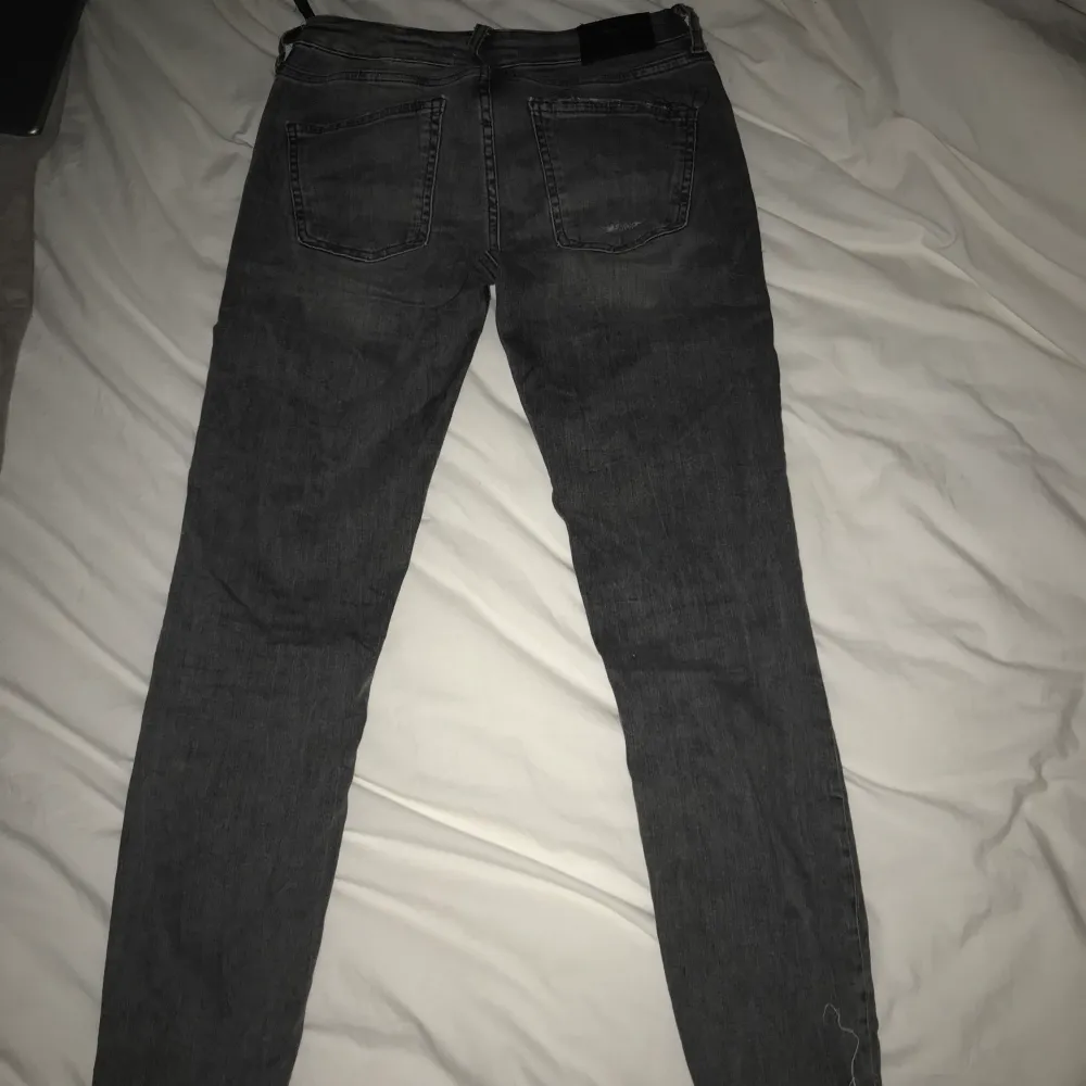 Grå tajta jeans storlek 38 från Zara. Det finns små hål på låren och knäna+ trådar längst ner vid jeansen. Använts ett flertal gånger så hålen har töjts ut en del men annars är dem i ett bra skick och sitter väldigt bra då det finns mycket stretch. . Jeans & Byxor.