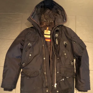 Parajumper jacka  - En jätte snygg svart parajumper jacka. Obs. Säljs utan päls. Säljaren stör för frakten. 