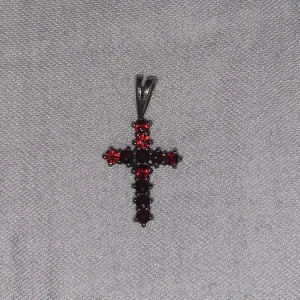 Hängsmycke, silver - Hängsmycke i form av ett kors gjort i silver med fake rubiner (925 stämpel finns baktill). ca 1 cm långt.