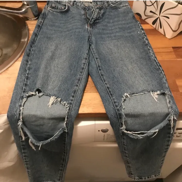 Mom jeans från ginatricot storlek 34 men jag som är en 36a har använt dom o passar mig utmärkt #ginatricot . Jeans & Byxor.